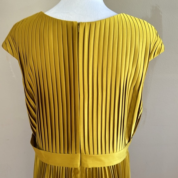 Mac Duggal Pleated Cap Sleeve Belted A Line Satin Midi Gown in Chartreuse Sz 14 - Picture 11 of 13